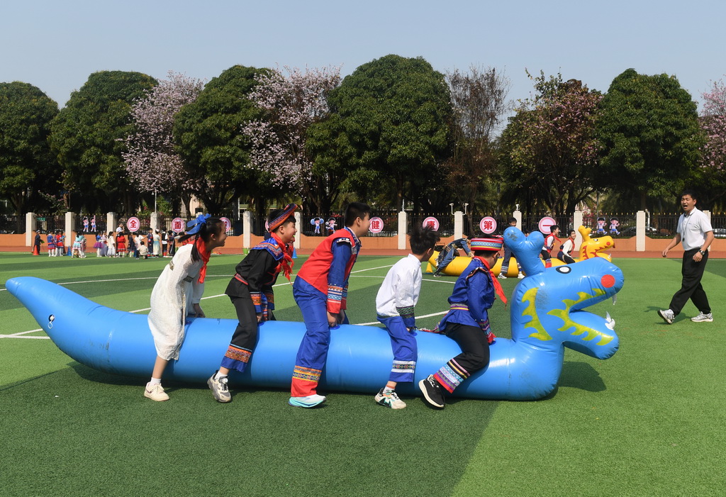 3月27日，在广西南宁市滨湖路小学，学生在开展旱地龙舟趣味赛。新华社记者 陆波岸 摄