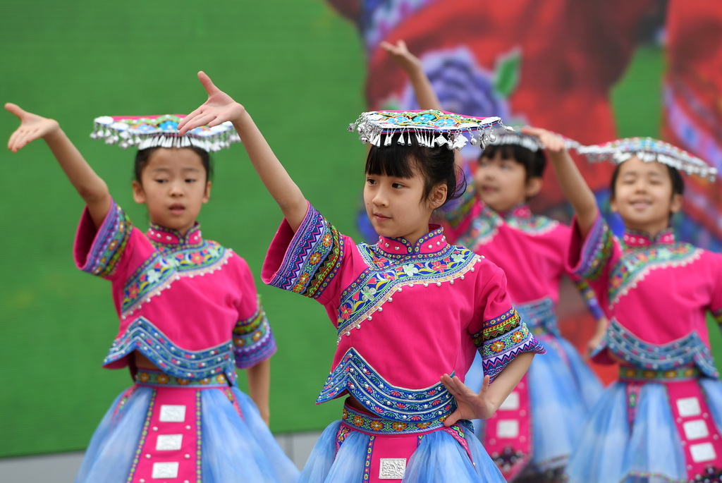 3月27日，在广西南宁市滨湖路小学，学生在跳舞。新华社记者 陆波岸 摄