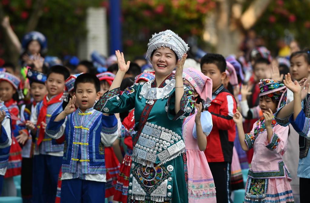 3月27日，在广西南宁市滨湖路小学，师生载歌载舞。新华社记者 陆波岸 摄