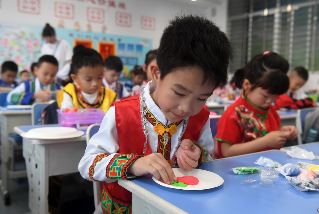 3月27日，在广西南宁市滨湖路小学，学生在做手工。新华社记者 陆波岸 摄