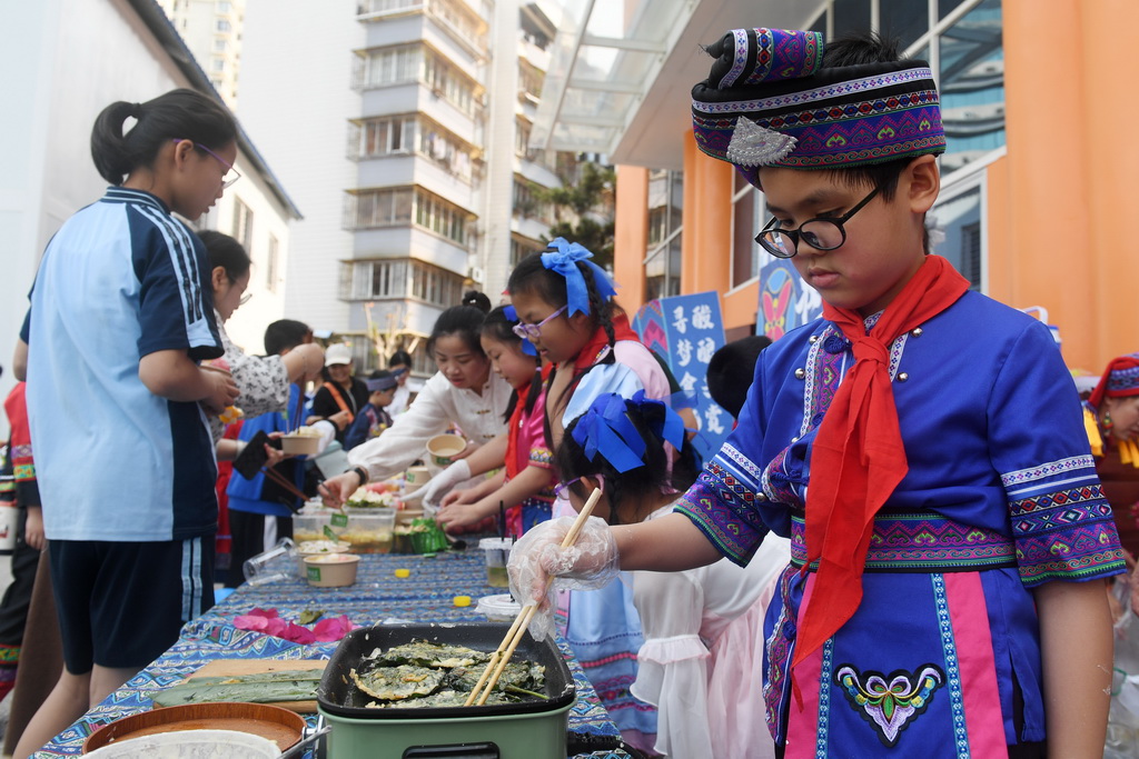 3月27日，在广西南宁市滨湖路小学，学生在制作美食。新华社记者 陆波岸 摄