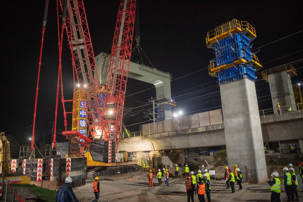 3月27日，在成达万高铁建设现场，施工人员在进行高铁钢横梁吊装作业。新华社记者 唐奕 摄