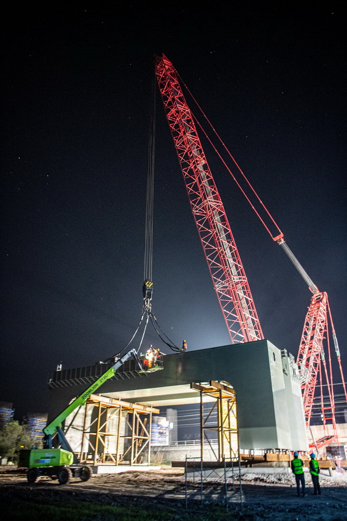 3月27日，在成达万高铁建设现场，施工人员在进行高铁钢横梁吊装作业。新华社记者 唐奕 摄