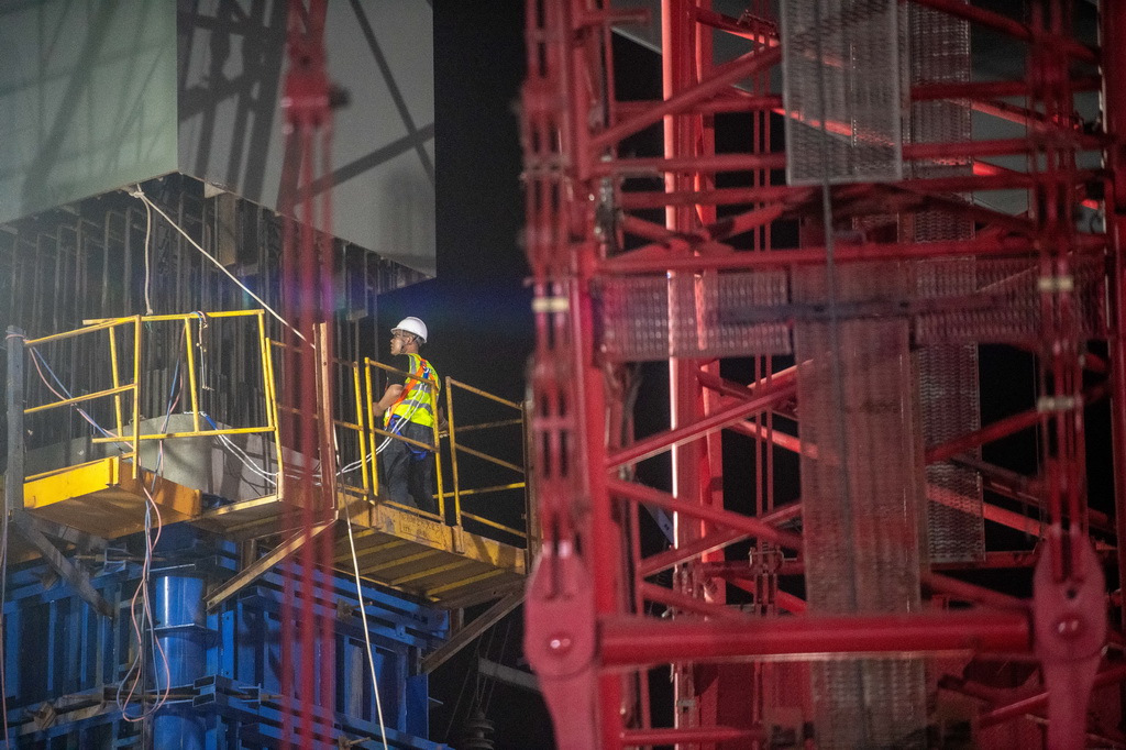3月27日，在成达万高铁建设现场，施工人员在进行高铁钢横梁吊装作业。新华社记者 唐奕 摄