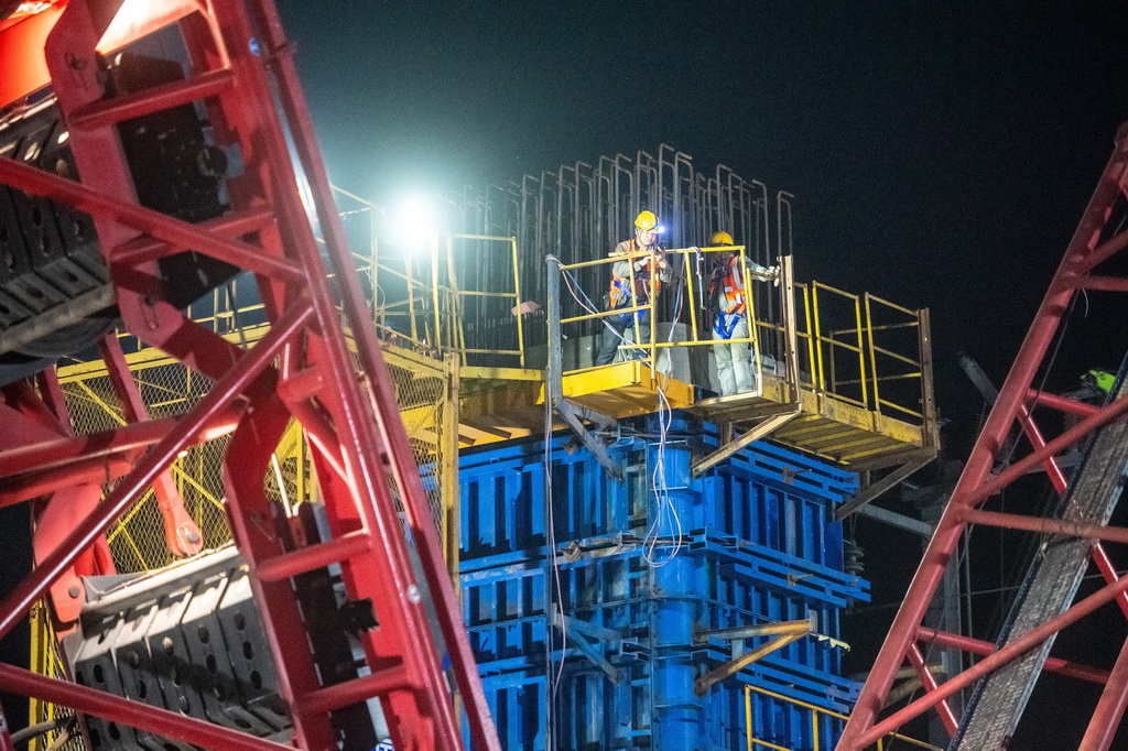 3月27日，在成达万高铁建设现场，施工人员在进行高铁钢横梁吊装作业。新华社记者 唐奕 摄