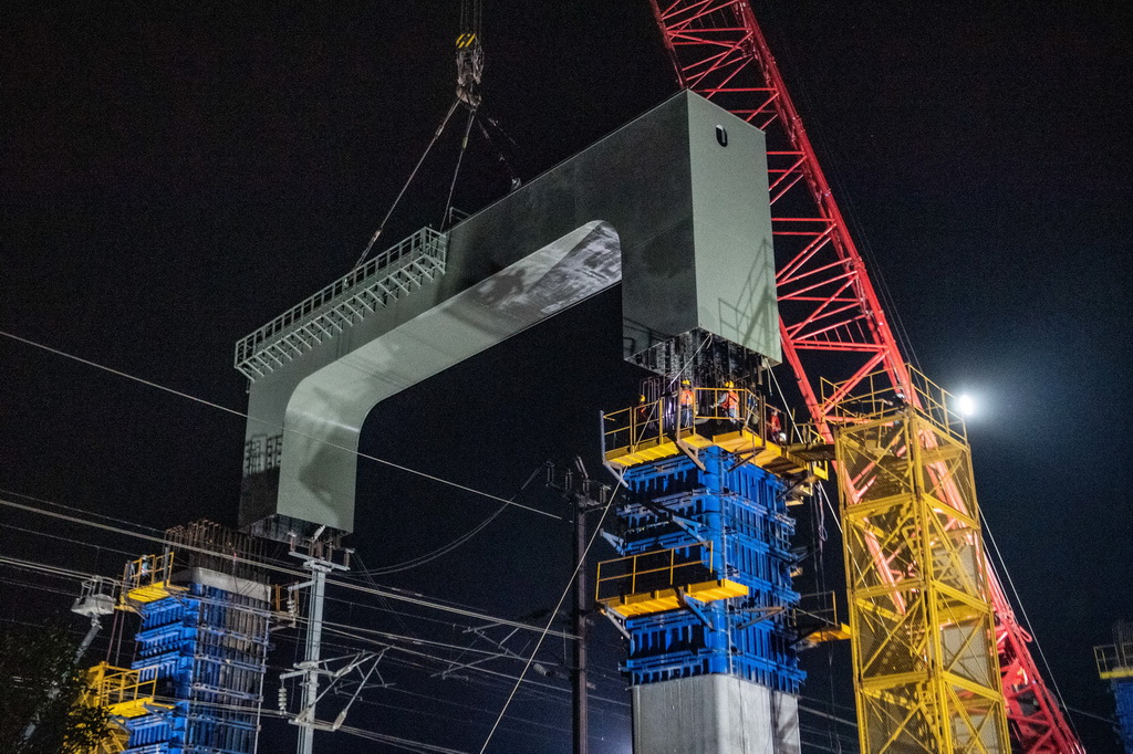 3月27日，在成达万高铁建设现场，施工人员在进行高铁钢横梁吊装作业。新华社记者 唐奕 摄
