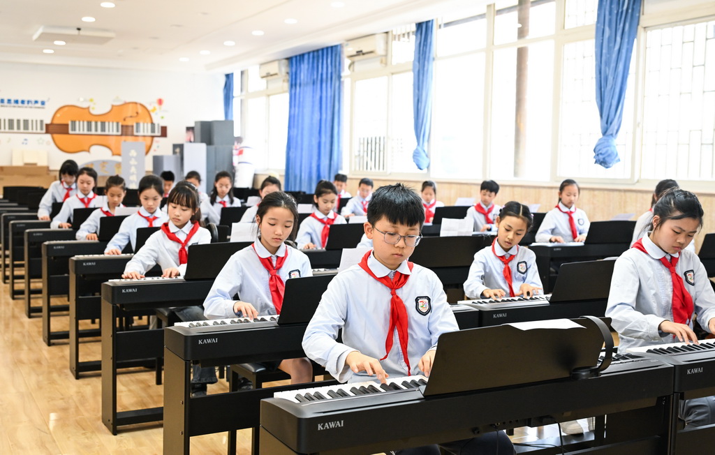 3月27日，重庆市江北区新村同创小学电子琴社团学生在练习。