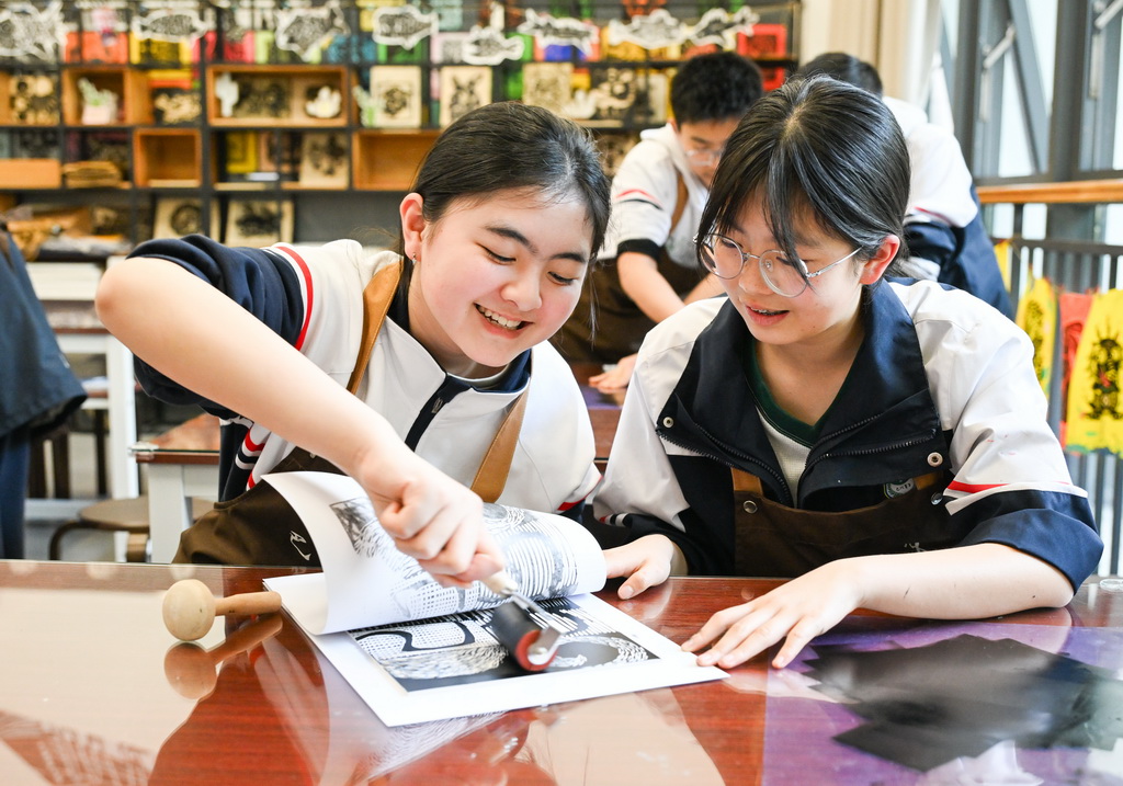 3月27日，在江北区的重庆巴川量子学校，版画社团学生在练习版画制作。