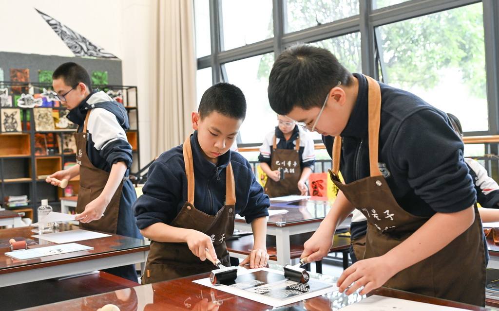 3月27日，在江北区的重庆巴川量子学校，版画社团学生在练习版画制作。