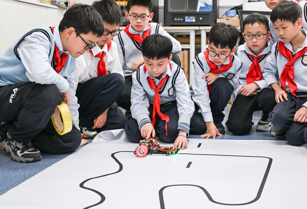 3月27日，重庆市江北区新村同创小学科创社团学生在做试验。