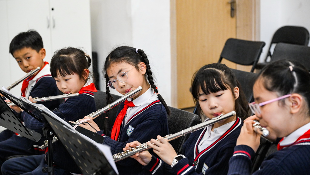 3月27日，在江北区的重庆巴川量子学校，交响乐社团学生在练习乐器演奏。