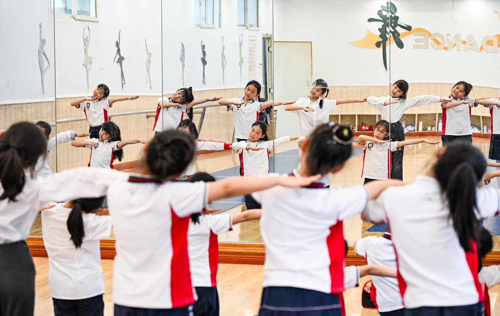 3月27日，重庆市江北区新村同创小学舞蹈社团学生在练习。