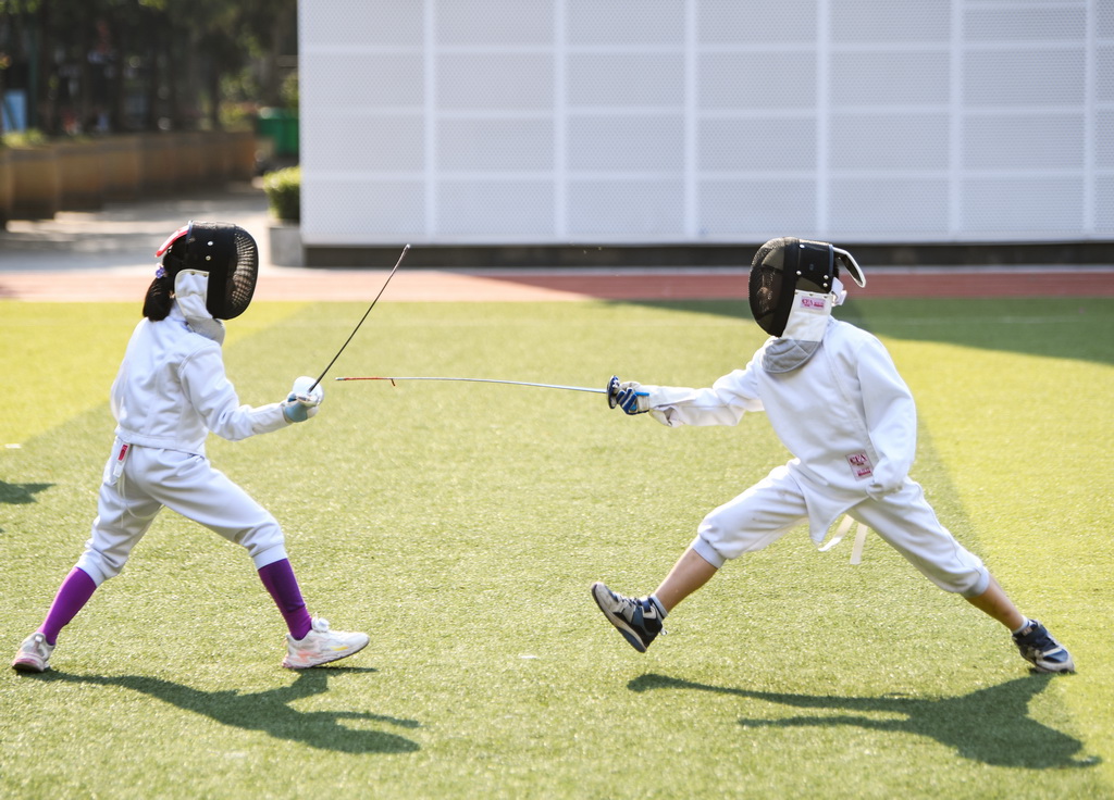 3月27日，重庆市江北区新村同创小学击剑社团学生在练习。