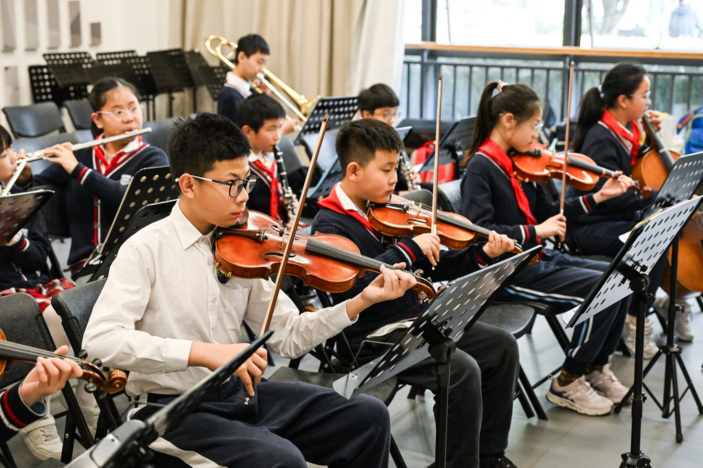 3月27日，在江北区的重庆巴川量子学校，交响乐社团学生在练习乐器演奏。