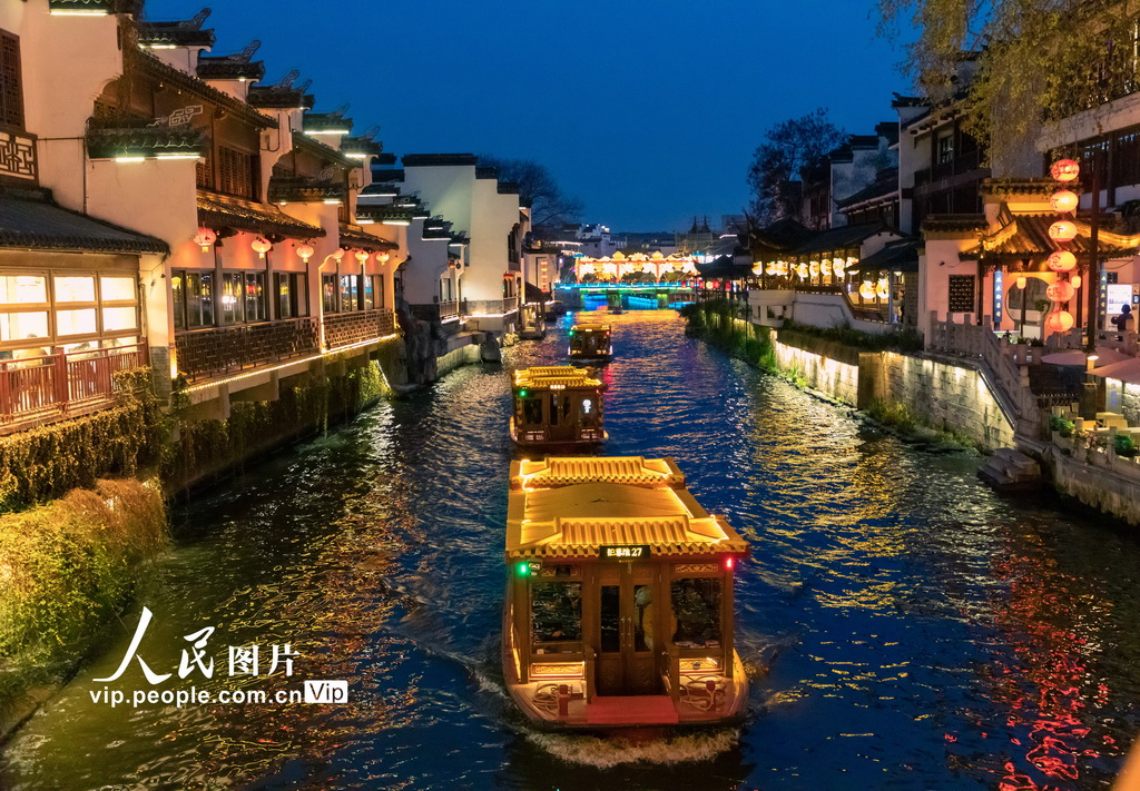 3月28日，游客在江苏省南京市夫子庙景区游玩。