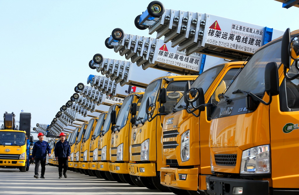 3月30日，在位于山东省青岛市即墨区金口镇的青岛九合重工机械有限公司，员工盘点待出厂的云梯车。新华社发（梁孝鹏  摄）