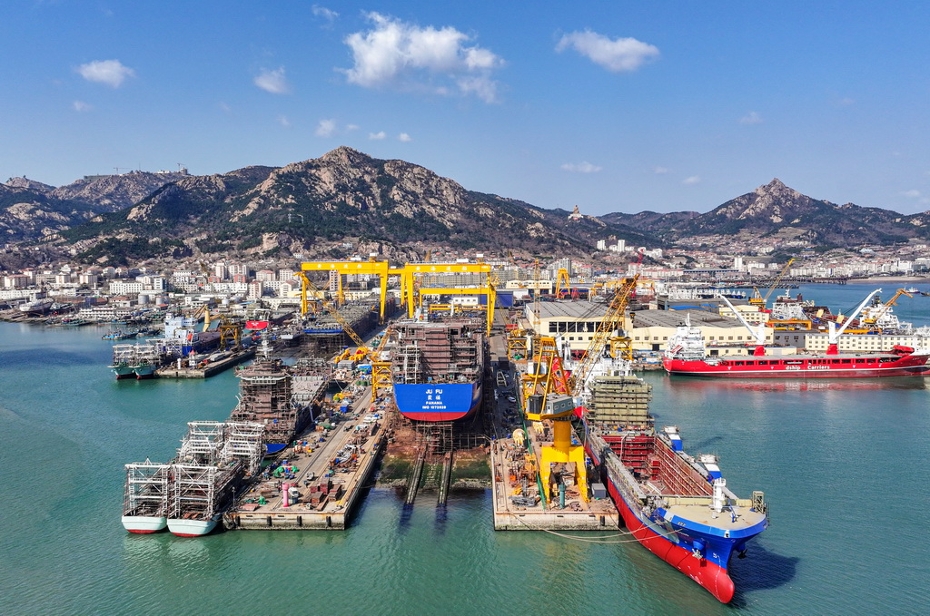 3月30日，在山东省荣成市石岛管理区修造船产业基地船坞内，工人在建造大型船舶（无人机照片）。新华社发（李信君 摄）