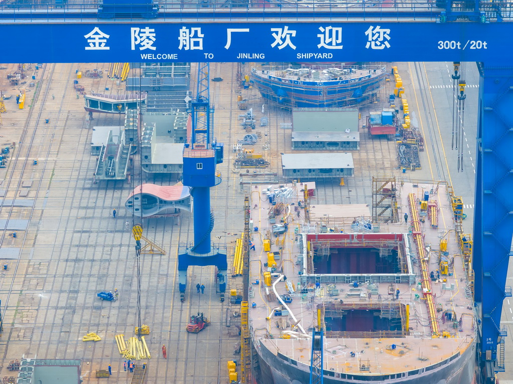 3月30日，工人在位于江苏南京的招商工业南京金陵船厂作业（无人机照片）。新华社发（杨素平摄）
