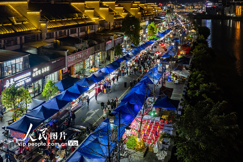 广西蒙山：乡村集市点燃乡间夜经济