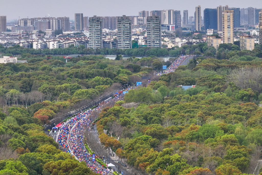 3月30日，参赛选手经过南湖风景区（无人机照片）。