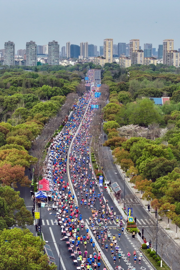 3月30日，参赛选手经过南湖风景区（无人机照片）。