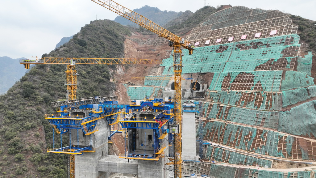 “虹鹰1号”亮相渝昆高铁建设现场