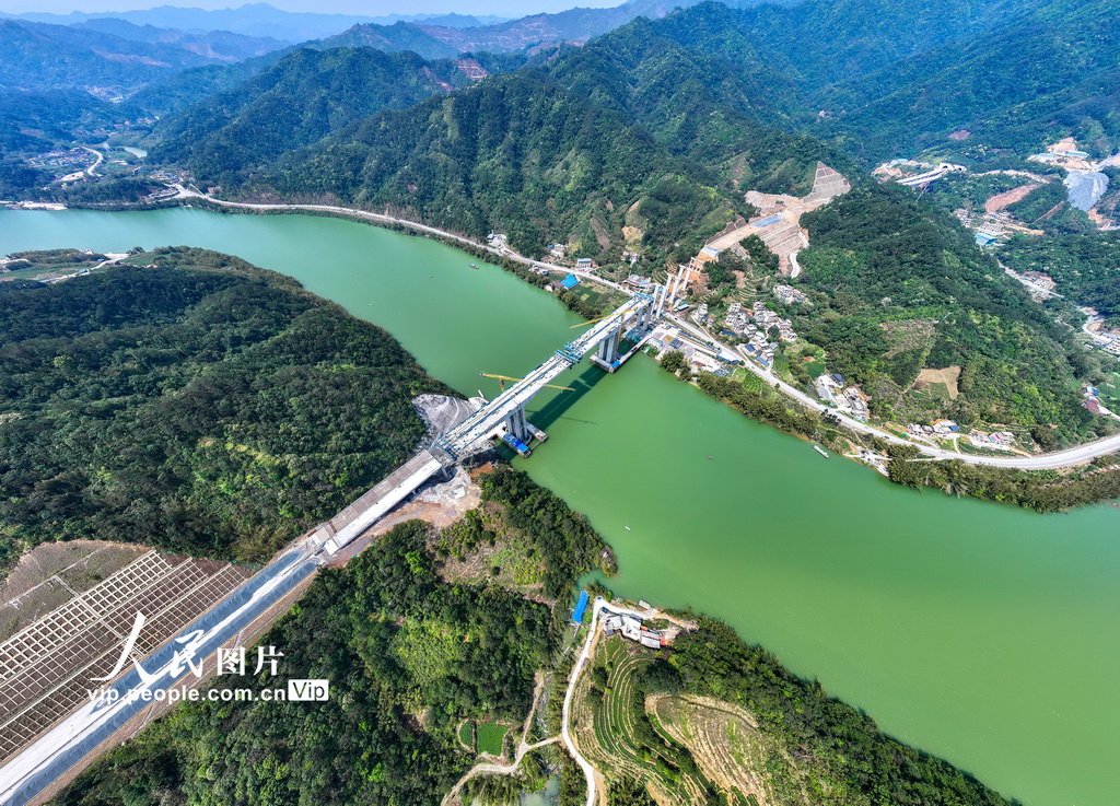 广西昭平：苍昭高速桂江特大桥建设有序推进
