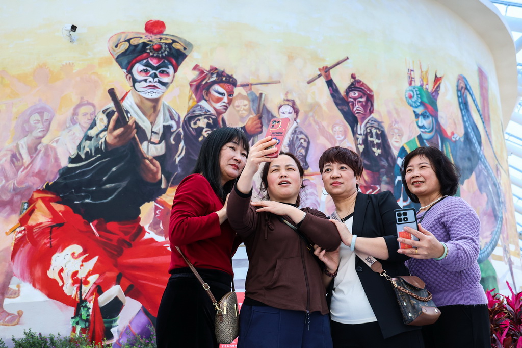 4月2日，深汕西高速长沙湾服务区的潮汕英歌舞彩绘成为旅客热门打卡点。