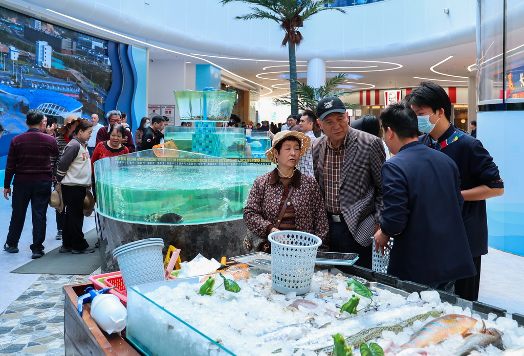4月2日，旅客在深汕西高速长沙湾服务区餐厅选购汕尾海鲜。