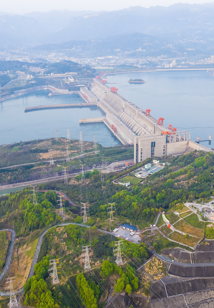 这是4月2日在湖北宜昌拍摄的三峡大坝及外送输电线路（无人机照片）。