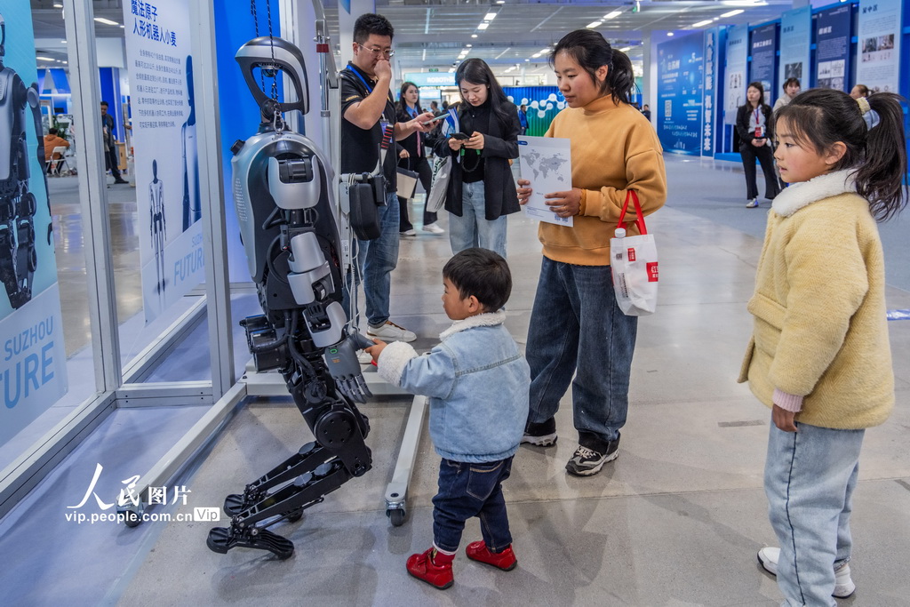 4月3日，在第五届苏州市机器人产业发展大会上，小朋友与机器人拉手。