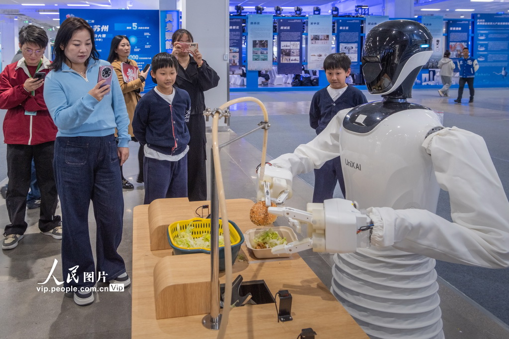 4月3日，在第五届苏州市机器人产业发展大会上，机器人动态演示了汉堡制作的全流程自动化技术。‌