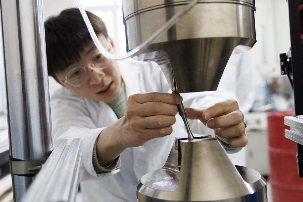 4月2日，在中国科学院金属研究所沈阳材料科学国家研究中心实验室，博士研究生郭松准备把金属样品放进加工设备。