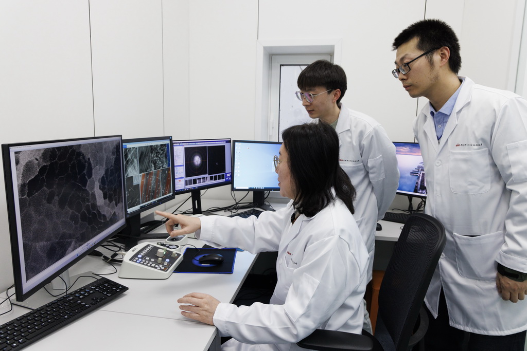 4月2日,在中国科学院金属研究所沈阳材料科学国家研究中心实验室,卢磊研究员(左一)、潘庆松研究员(左三)和博士研究生郭松在讨论金属材料样品经过加工之后的结构变化。