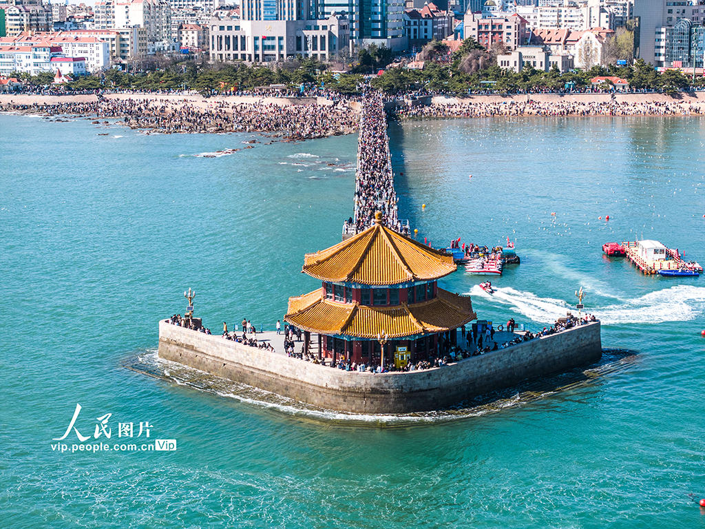 山东青岛：栈桥景区游人如织【2】