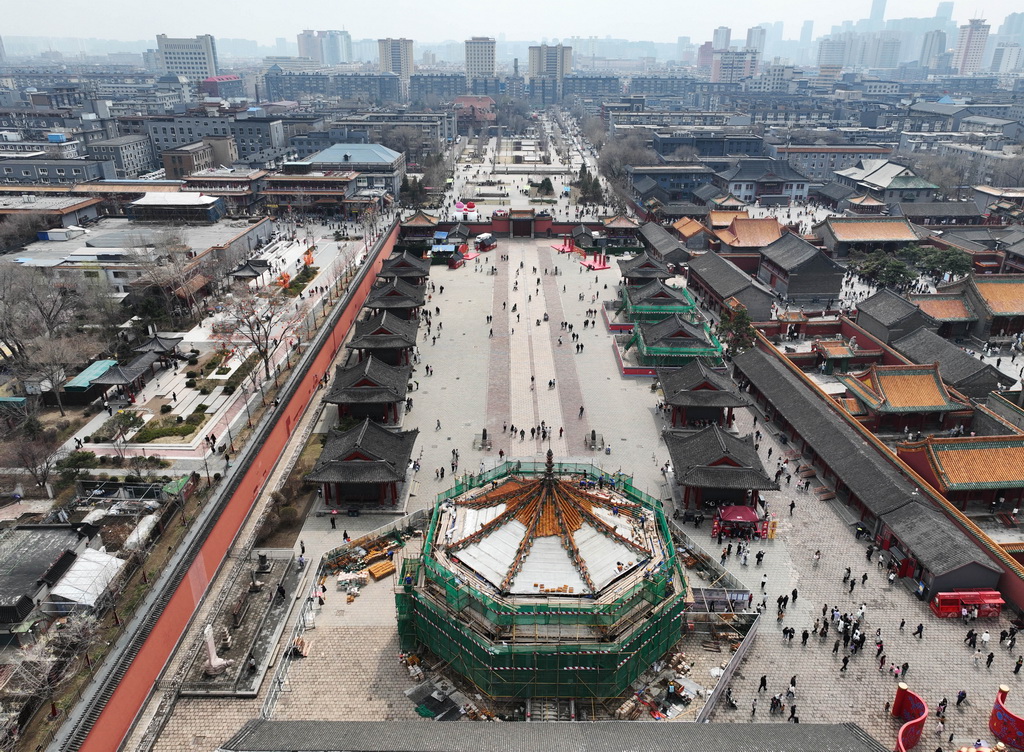 这是4月6日拍摄的保养维护中的沈阳故宫大政殿（无人机照片）。