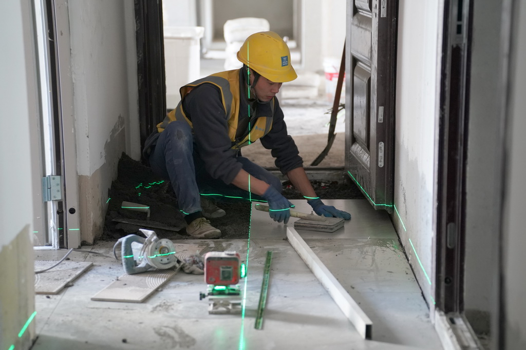 4月7日，施工人员在中建安装华西公司承建的鱼化嘉苑项目室内进行装修工作。