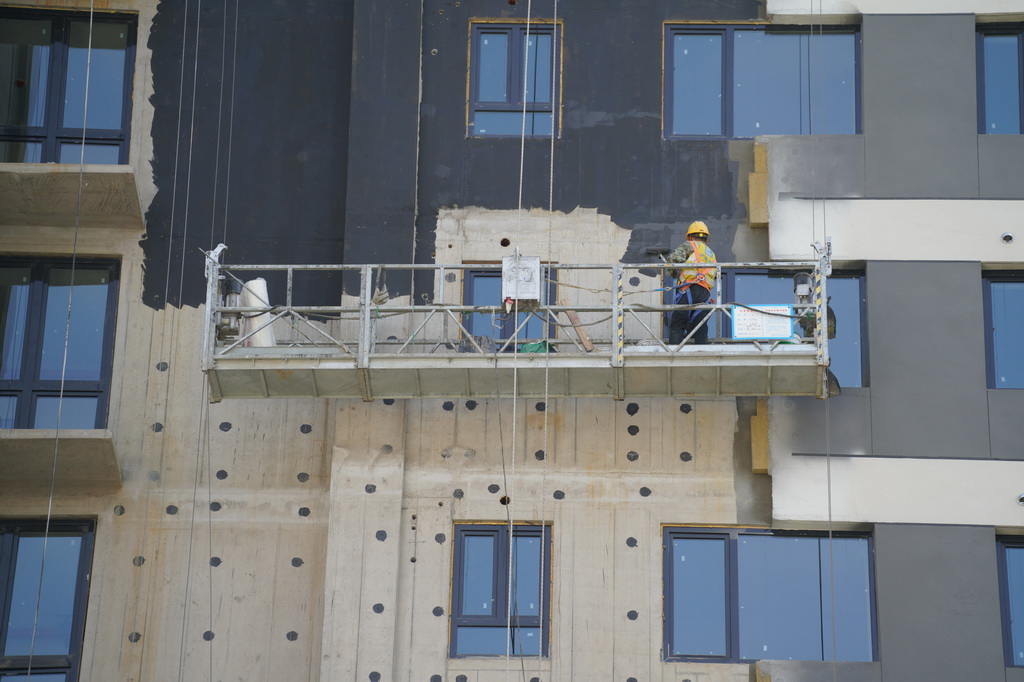 4月7日，施工人员在中建安装华西公司承建的鱼化嘉苑项目现场施工。