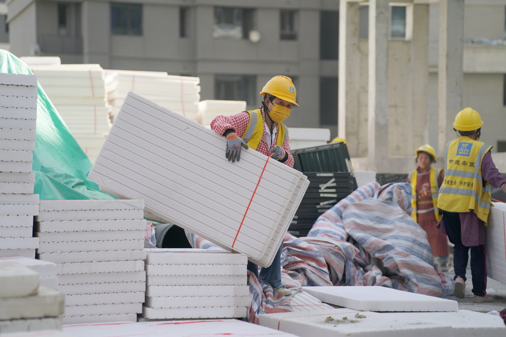 4月7日，施工人员在中建安装华西公司承建的鱼化嘉苑项目现场施工。