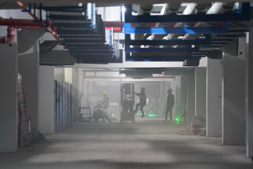 4月7日，施工人员在中建安装华西公司承建的鱼化嘉苑项目地下车库内施工。