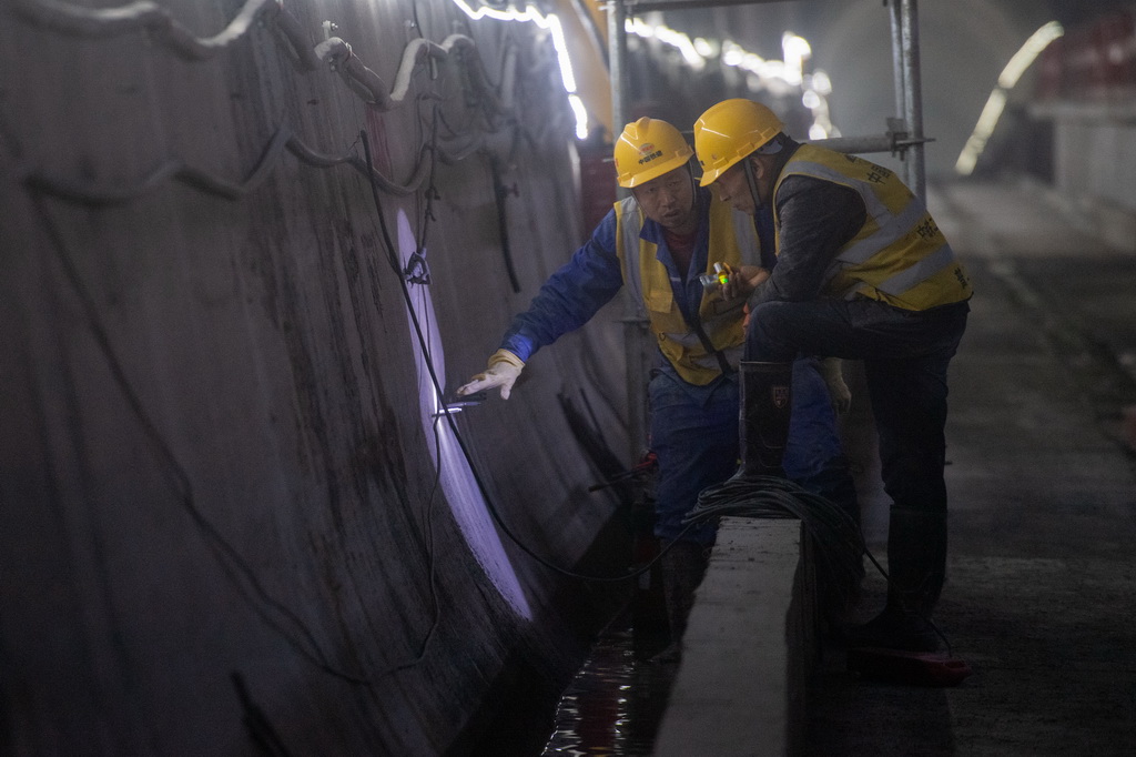 4月8日，工人在重庆轨道交通24号线况家塘站建设现场作业。
