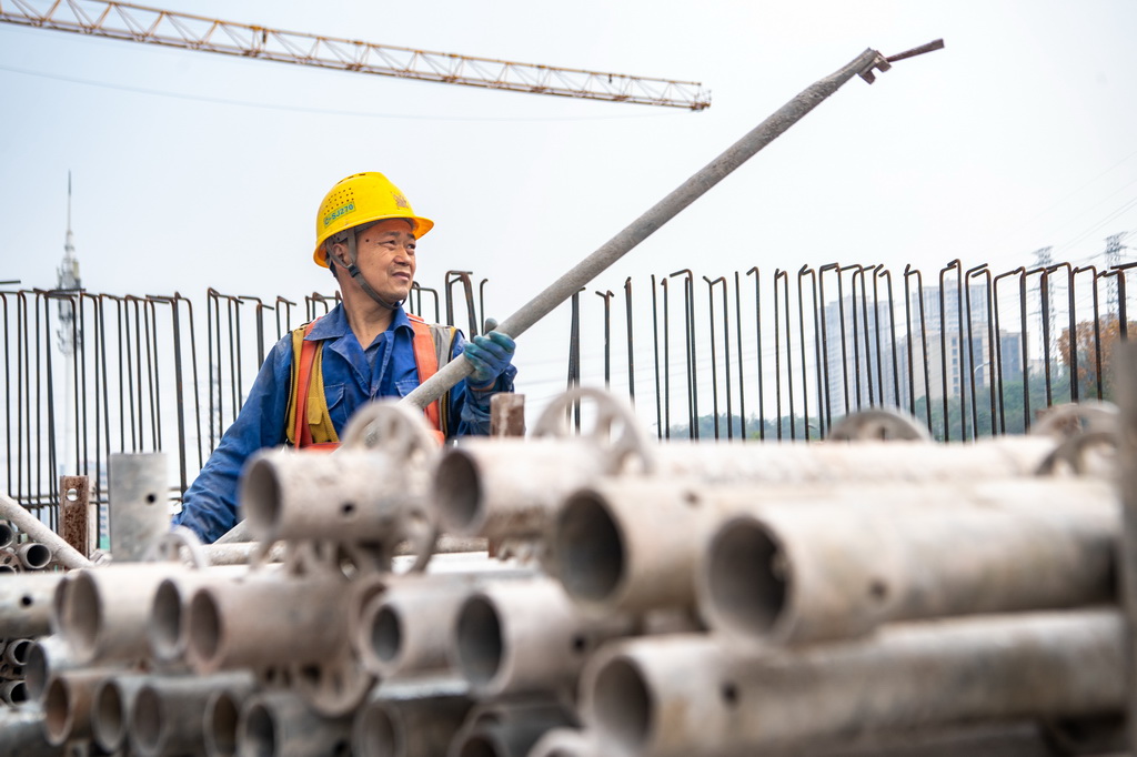 4月8日，工人在重庆轨道交通24号线鹿角北站建设现场作业。