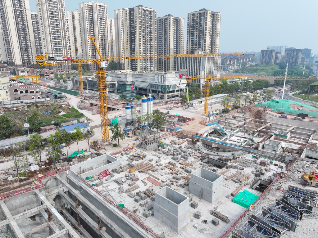 4月8日拍摄的重庆轨道交通24号线鹿角北站施工作业现场（无人机照片）。