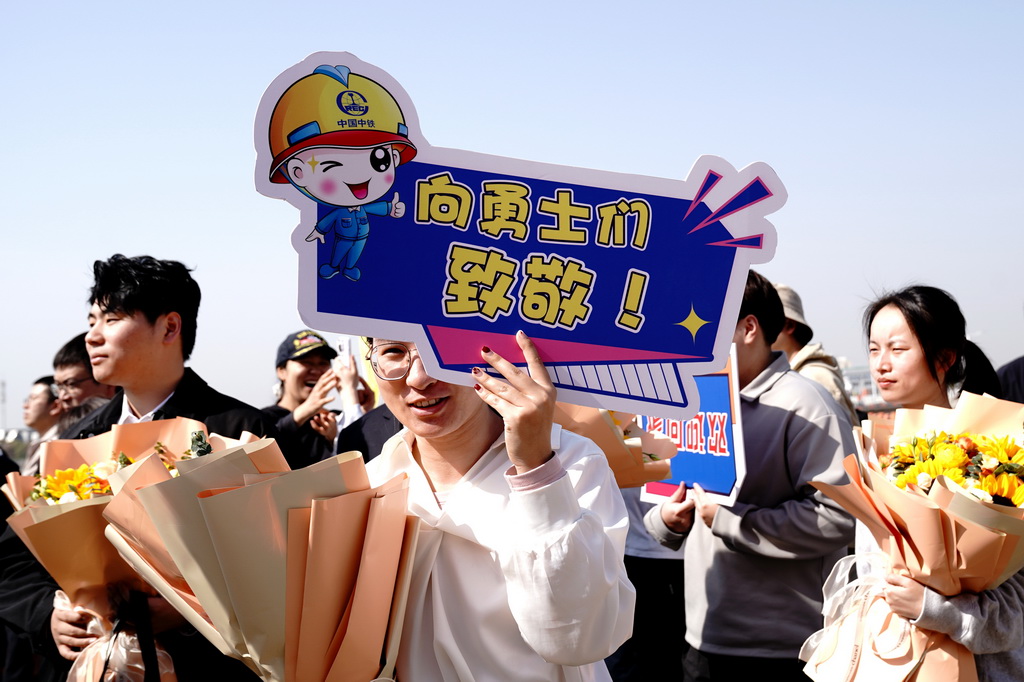 4月8日，人们在中国极地考察国内基地码头欢迎“雪龙”号凯旋。
