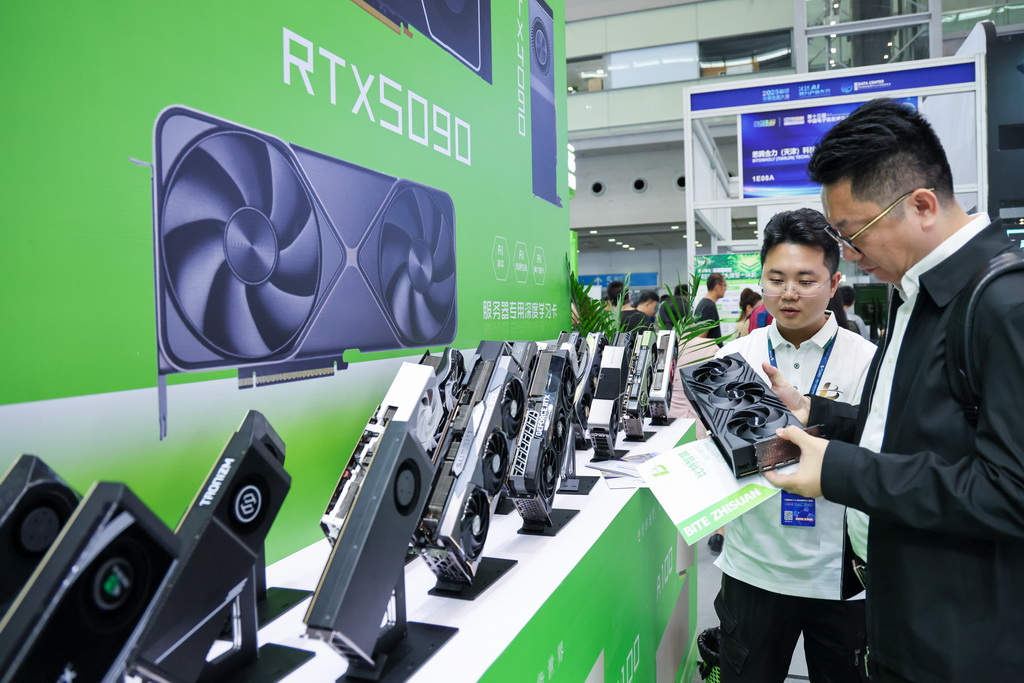4月9日，观众在第十三届中国电子信息博览会上了解一款显卡。