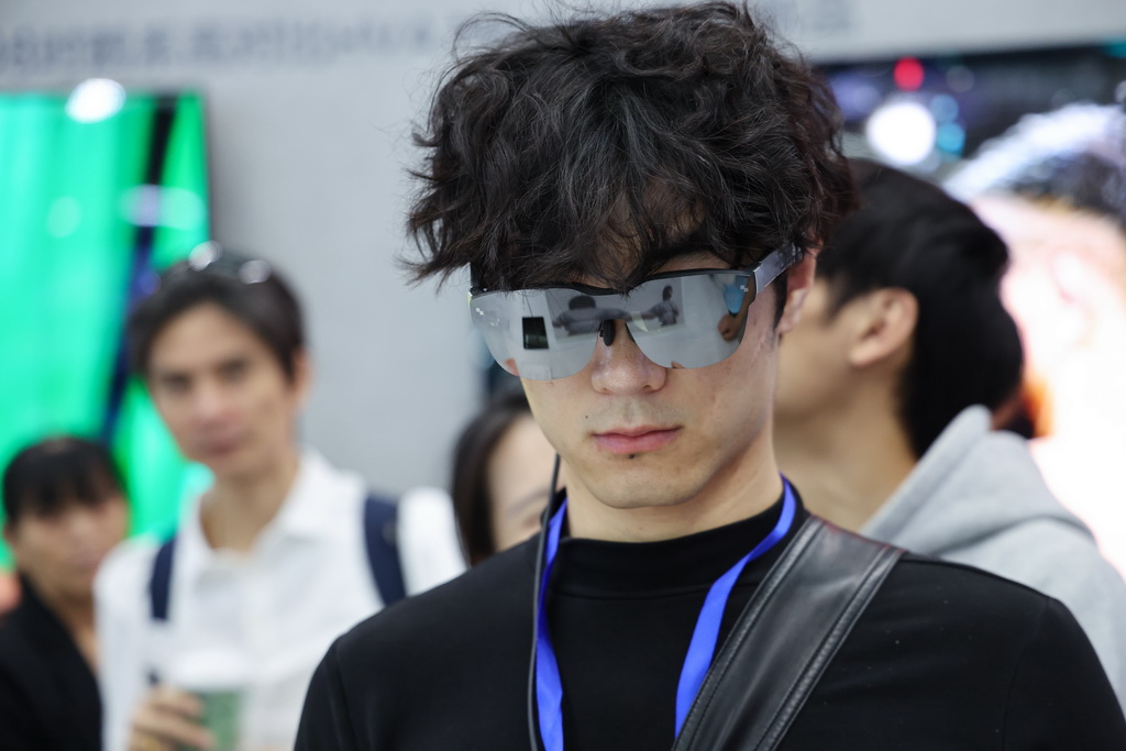 4月9日，观众在第十三届中国电子信息博览会上体验一款智能眼镜。