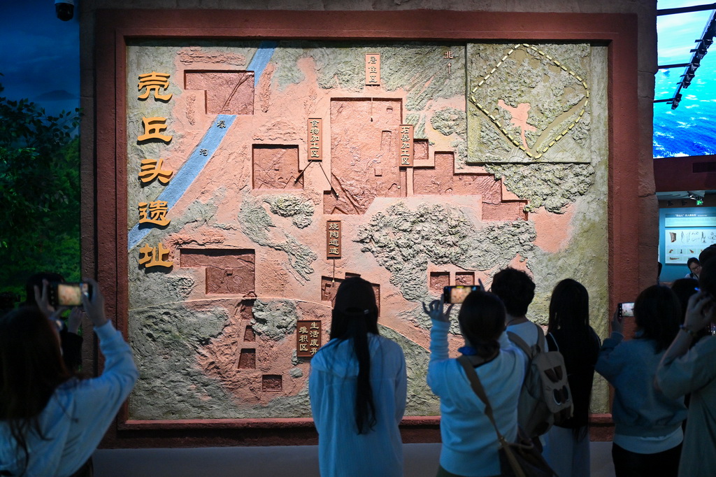 4月9日，观众在中国考古博物馆壳丘头分馆内参观。