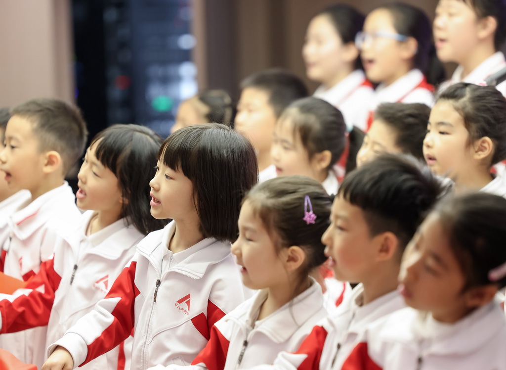 4月9日，人大附中分校合唱团的学生在活动中演唱《少年有志》。