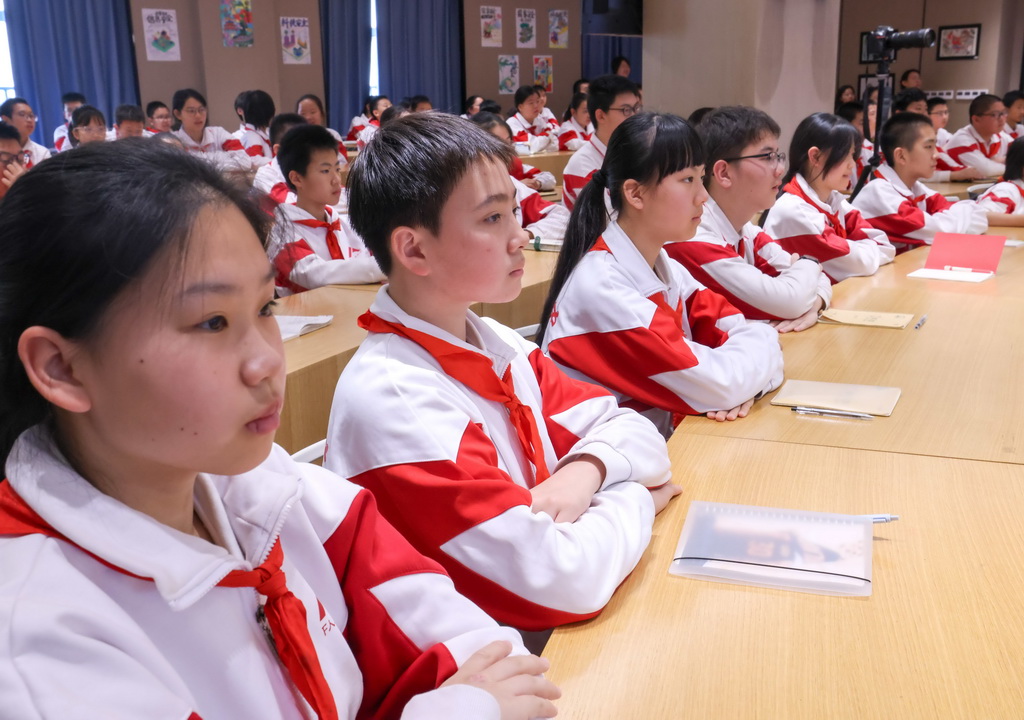 4月9日，人大附中分校的学生在听总体国家安全观宣讲团的宣讲。