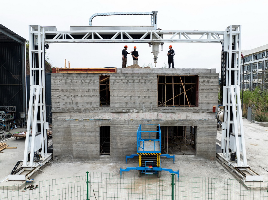 4月9日拍摄的3D打印机建设的双层小楼（无人机照片）。新华社记者 肖艺九 摄